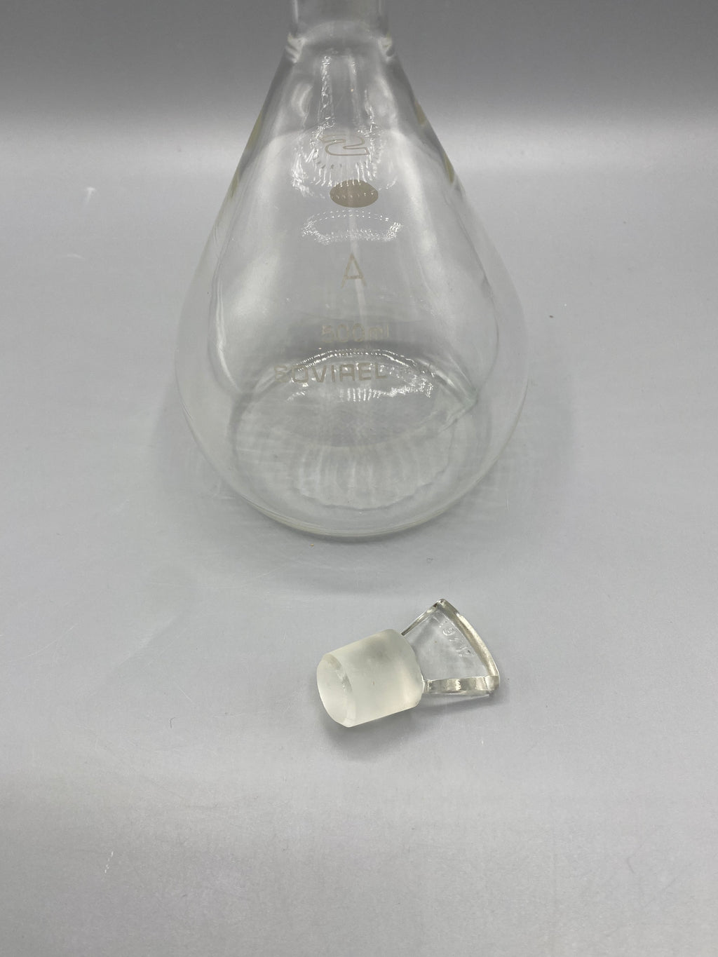 Mesure de la fiole jaugée SOVIREL, hauteur environ 28,5 cm avec bouchon