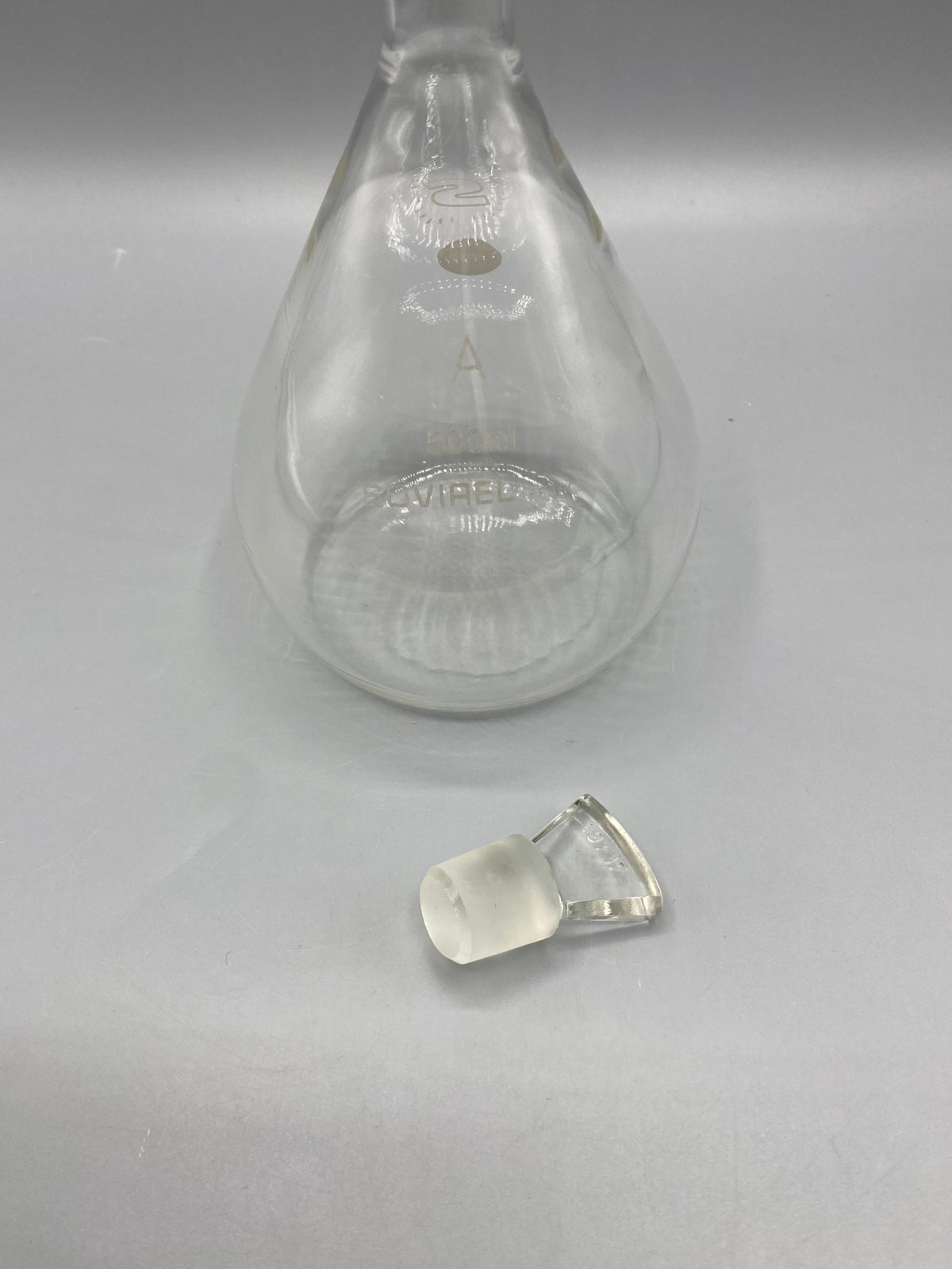 Mesure de la fiole jaugée SOVIREL, hauteur environ 28,5 cm avec bouchon