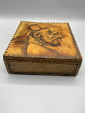 Coffret ancien en bois et cuir repoussé au portrait oriental, vue d’ensemble