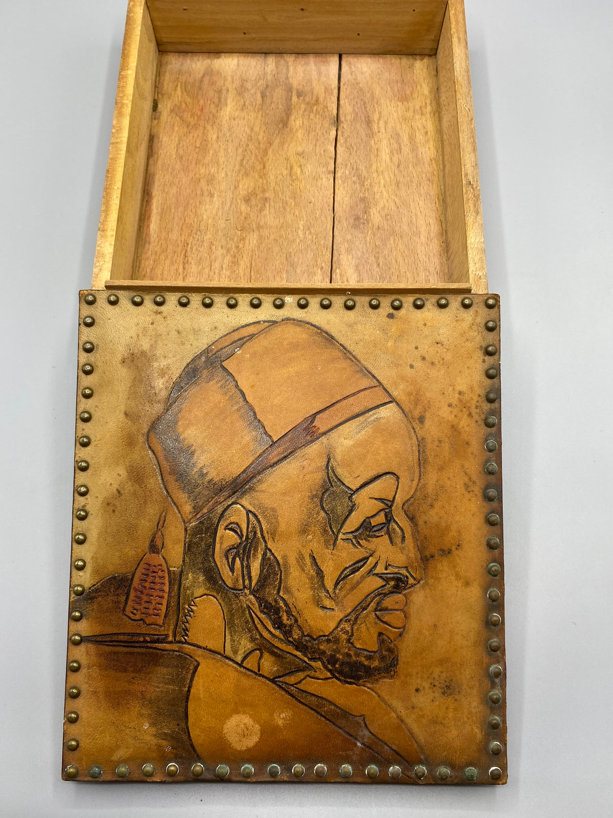 Intérieur en bois du coffret et revers de son couvercle