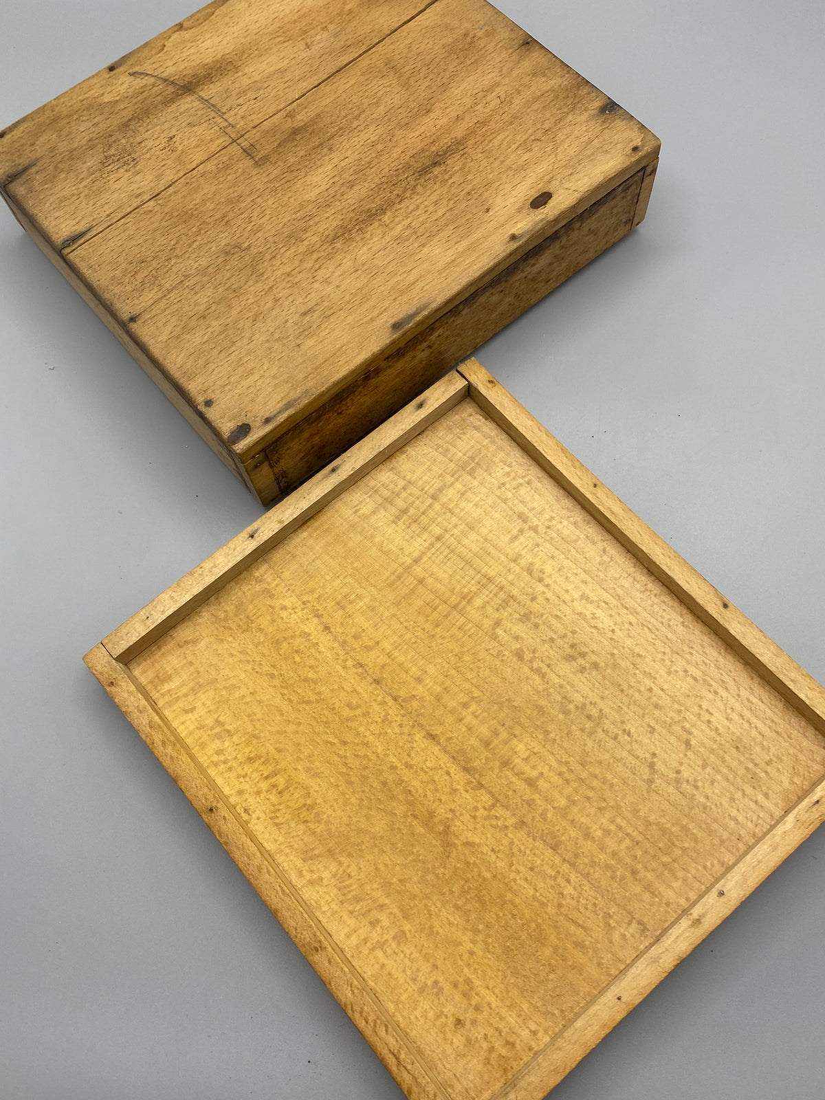 Mesure de la longueur du coffret ancien, environ 19 cm