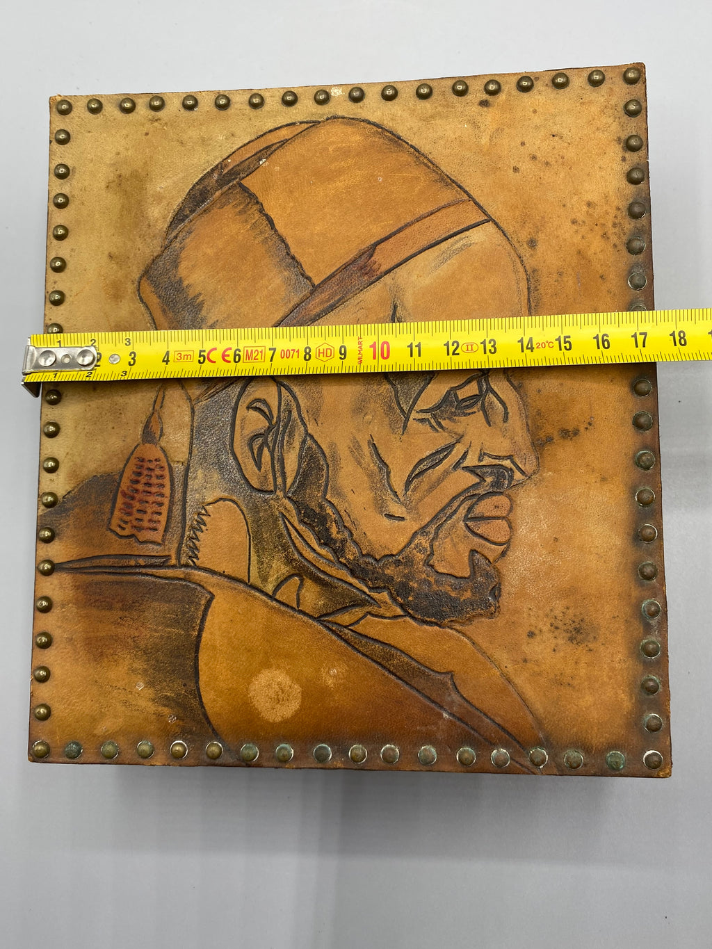 Mesure de la largeur du coffret ancien, environ 17 cm