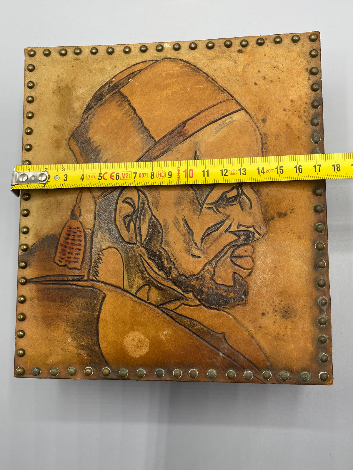Mesure de la largeur du coffret ancien, environ 17 cm