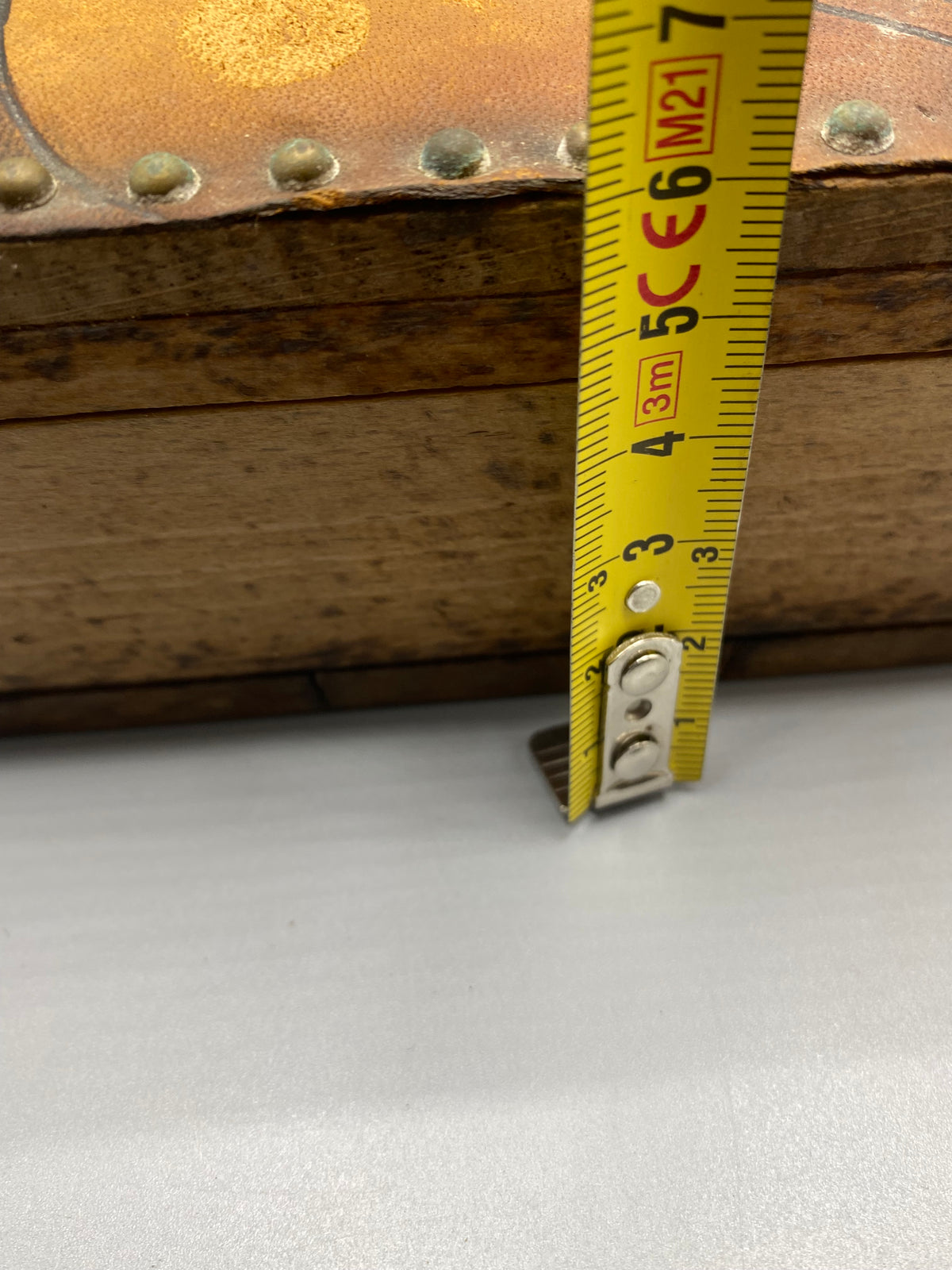 Mesure de la hauteur du coffret ancien, environ 6 cm