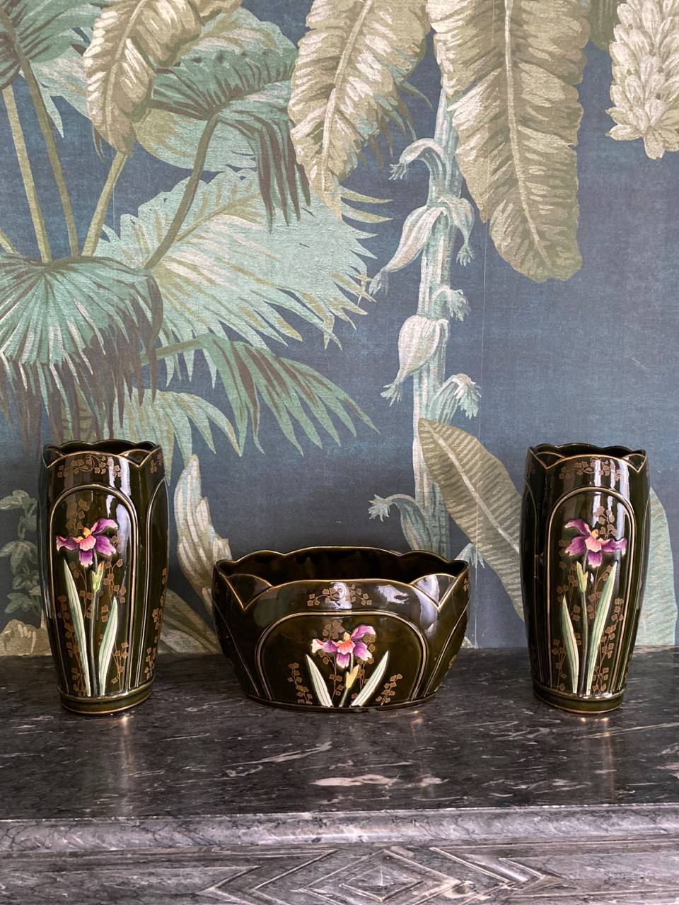 Rare Ensemble Art Nouveau vers 1900 – Céramique émaillée décor iris – Trio complet 32 cm et 18 cm