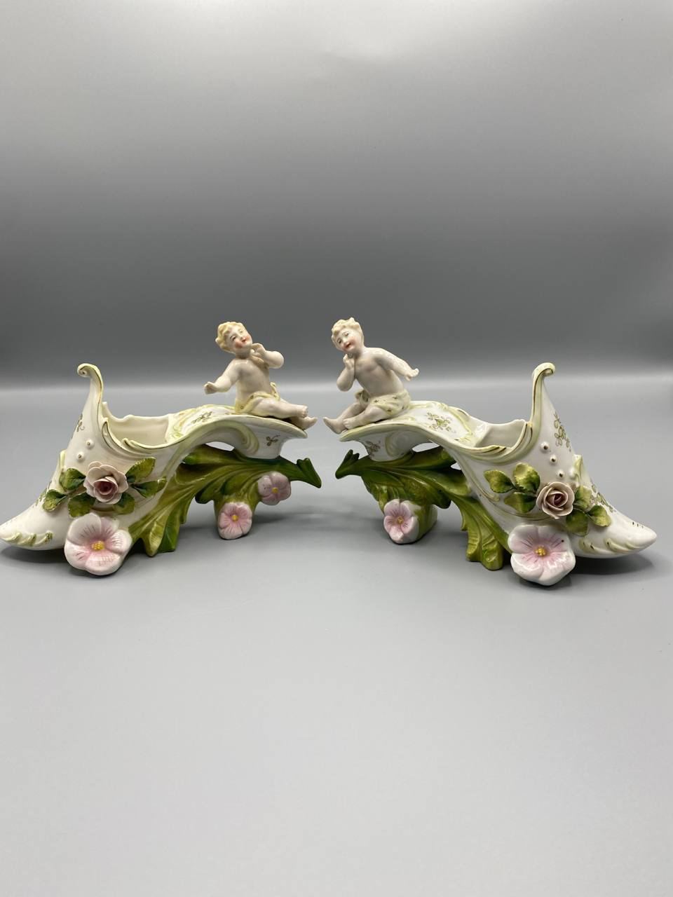 Paire de putti en porcelaine – XIXᵉ siècle – esprit victorien – état remarquable